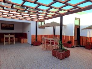 Habitación con patio con mesa y sillas. en DARKOM, en Dakhla