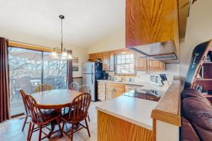 uma cozinha com mesa e cadeiras e uma cozinha com sala de jantar em Holiday Island Overlook em Eureka Springs