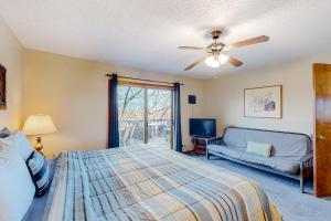 a bedroom with a bed and a couch at Holiday Island Overlook in Eureka Springs