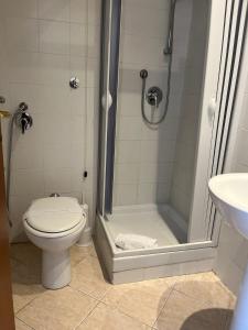 La salle de bains est pourvue d'une douche, de toilettes et d'un lavabo. dans l'établissement La Casa di Nazareth, à Rome