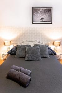 Posteľ alebo postele v izbe v ubytovaní ClickTheFlat Constitution Square Apart Rooms