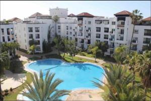 アガディールにあるMagnifique appartement a la marina d agadirのスイミングプール付きの大型アパートメント複合施設の空中ビュー