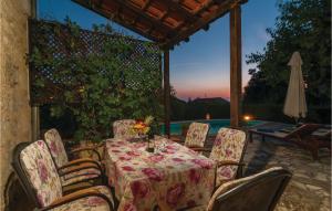 Restoran või mõni muu söögikoht majutusasutuses Stunning Home In Nerezisca With Outdoor Swimming Pool