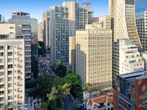 vistas a una ciudad con edificios altos en Hotel deslumbrante na Avenida Paulista, en São Paulo