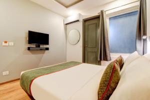 Säng eller sängar i ett rum på OYO Townhouse 205 Jaipur Airport