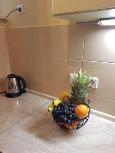 eine Schale mit Obst auf einer Küchentheke in der Unterkunft Apartman Fine Rest Brcko in Brčko