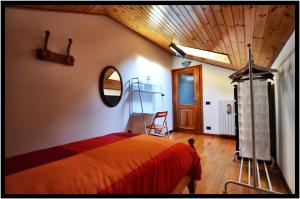 una camera con letto e soffitto in legno di WAOBAB - We are one B&B ad Alzano Lombardo