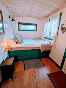 małą sypialnię z łóżkiem w małym domku w obiekcie The Best Moments Start Here w mieście Corrie