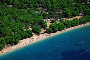 una vista aérea de una playa con gente en el agua en Glamping & Holiday Home experience - Camp Dole en Živogošće