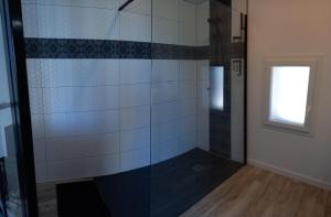 Monbahus的住宿－L'atelier d'André，浴室里设有玻璃门淋浴