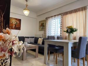 een woonkamer met een tafel en een bank bij Irene's Guest Home in Chalkida