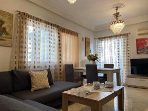 een woonkamer met een bank en een tafel bij Irene's Guest Home in Chalkida