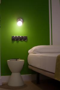 En eller flere senge i et værelse på Hostal Santa Ana Colors