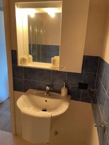 A bathroom at Sun Lake Iseo apartment