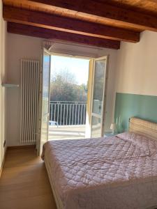 A bed or beds in a room at Sun Lake Iseo apartment