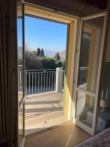 A balcony or terrace at Sun Lake Iseo apartment