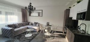uma sala de estar com um sofá e uma mesa em Blue Diamond **** em Varaždin