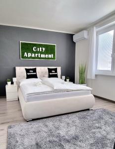 מיטה או מיטות בחדר ב-City Apartment