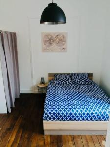 1 dormitorio con 1 cama con edredón azul en Uluru by iZiLi Centre Ville Poitiers, en Poitiers