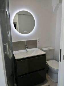 普瓦捷的住宿－Uluru by iZiLi Centre Ville Poitiers，一间带水槽和镜子的卫生间的浴室