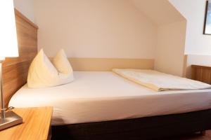 Postel nebo postele na pokoji v ubytování Hotel Jägerhof + 12 fotografií