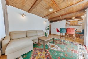 uma sala de estar com um sofá e uma mesa em Stara Čaršija Hotel & SPA em Bar