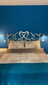 una camera blu con un letto con una parete blu di Hostal Santa Ana Colors a Madrid