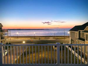 balcone con vista sull'oceano al tramonto di 3 bedroom Atlantic City House Steps from Boardwalk, beach, shopping , nightlife. ad Atlantic City