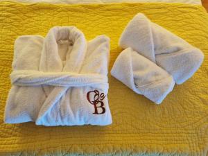 um par de toalhas em cima de uma cama em Le Cellier de Beaulieu, au pied de la Cité, Maison de Vacances avec Climatisation et Jacuzzi em Carcassonne