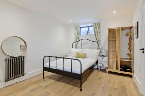 מיטה או מיטות בחדר ב-Luxury one bedroom Greenwich studio apartment near Canary Wharf by UnderTheDoormat