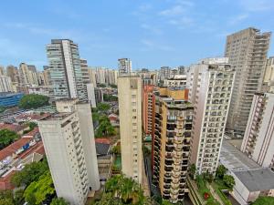 una vista aérea de una ciudad con edificios altos en Exuberante hotel na Vila Olimpia, en São Paulo