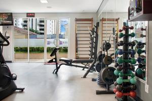 un gimnasio con un montón de equipamiento en una habitación en Exuberante hotel na Vila Olimpia, en São Paulo