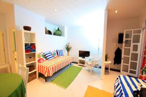 sala de estar con sofá y silla en Campo & Mar Apartments, en Porto Moniz