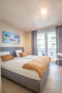 Кровать или кровати в номере Home Away, Light and Bright