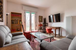 een woonkamer met een bank en een tafel bij Casa con giardino a Borgo Panigale in Bologna
