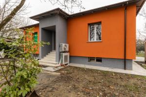 een huis met een oranje en grijs bij Casa con giardino a Borgo Panigale in Bologna