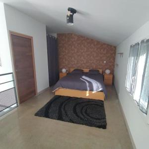 - une chambre avec un lit et un tapis noir dans l'établissement Maison duplex avec terrasse proche de la gare SNCF, à Clermont-Ferrand