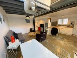 - un salon avec un canapé et une table dans l'établissement Maison duplex avec terrasse proche de la gare SNCF, à Clermont-Ferrand