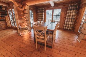 a dining room in a log cabin with a table and chairs at Poziomkowa Chata in Szczyrk