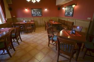Reštaurácia alebo iné gastronomické zariadenie v ubytovaní Hotel U Kozicky