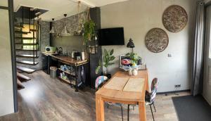 a living room with a wooden table and chairs at Silly's Inn in Middelburg