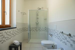 een badkamer met een douche en een toilet bij Lei Rooms in Maranello