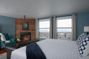 um quarto com uma cama e uma lareira em The Lodge at Moosehead Lake em Greenville
