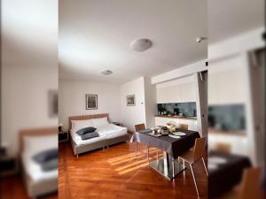 twee foto's van een woonkamer met een bed en een tafel bij Aquazzurra Resort & Aparthotel in Cannobio