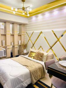 een slaapkamer met een groot bed in een kamer bij Royale at Azure North Bali Tower in San Fernando