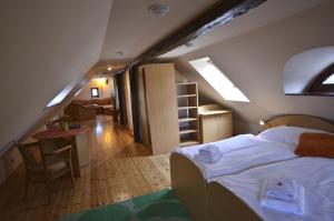 Posteľ alebo postele v izbe v ubytovaní Hotel U Kozicky