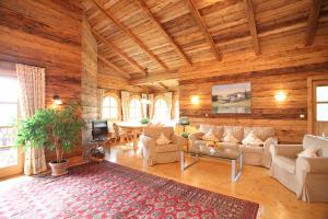 Ante Romantikhof في Bromskirchen: غرفة معيشة كبيرة مع جدران وسقوف خشبية
