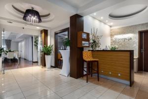 a lobby with a reception desk in a building at Villa Park in Gollnow