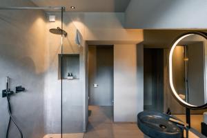 A bathroom at Sportony Mountain Lodges