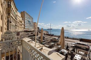 balcón con vistas a la calle y al océano en Partenope Relais en Nápoles